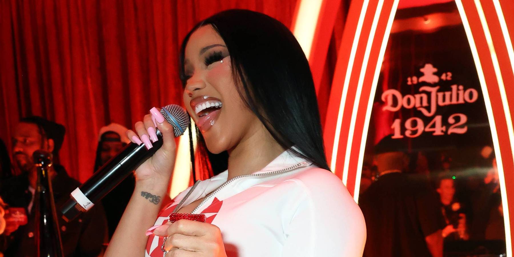 Cardi B sorprende con una presentación inesperada y deja a todos “Ready Pa’l Show”