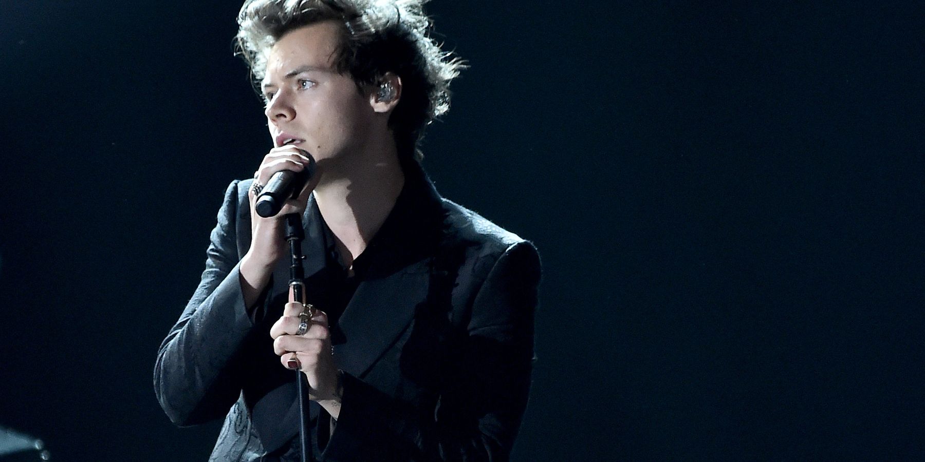 Harry Styles Sings 'Space Cowboy'
