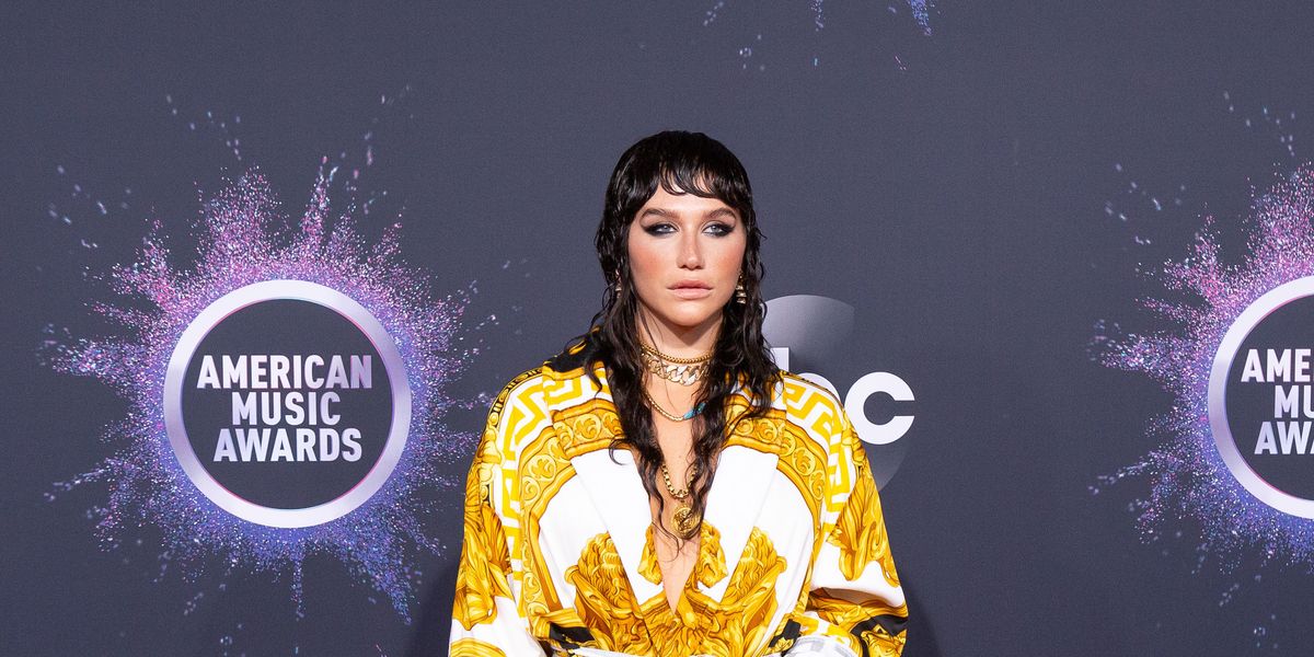 Kesha Resurrected 2009 at the AMAs