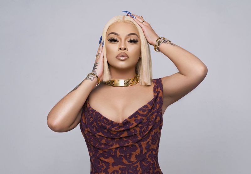 Nina Elle uning ogziga sut oladi Silikon erkak porno