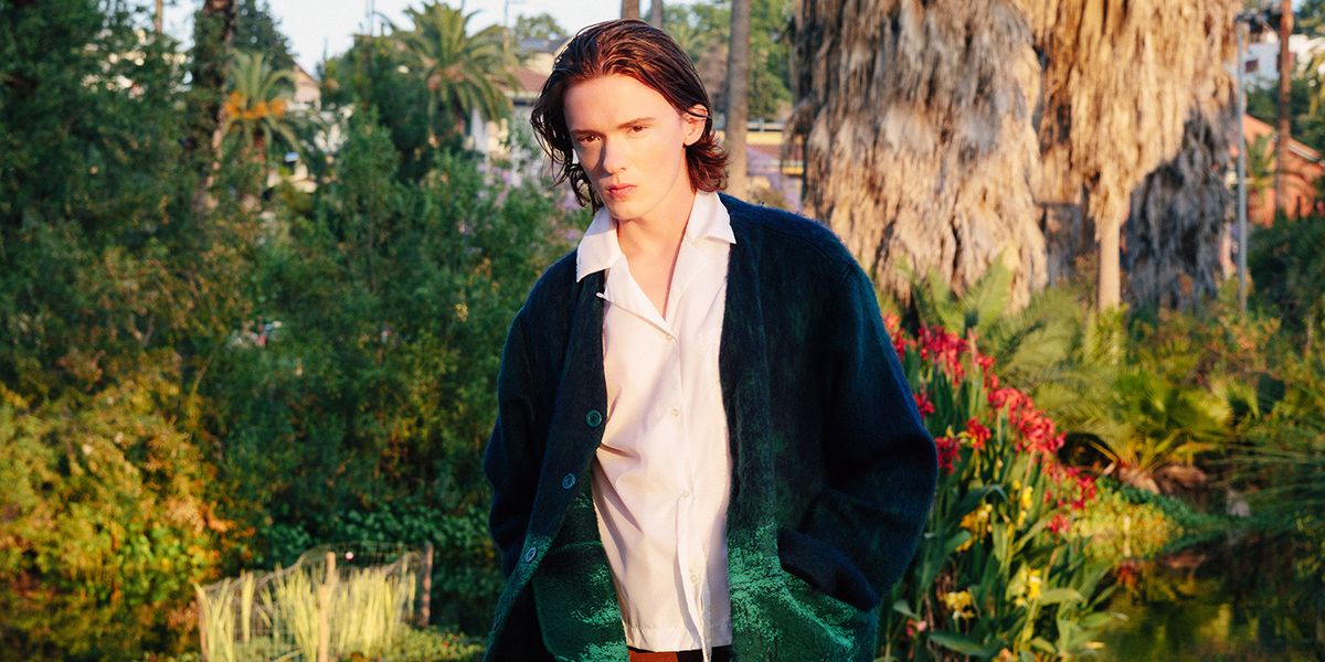 'Everybody's On Their Phone' Is an Anthem for Isolation