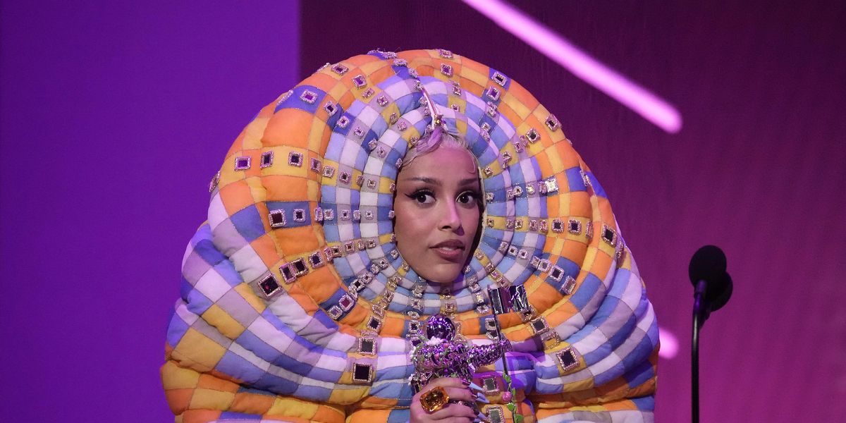 Doja Cat's VMAs 'Worm' Outfit Sparks Memes