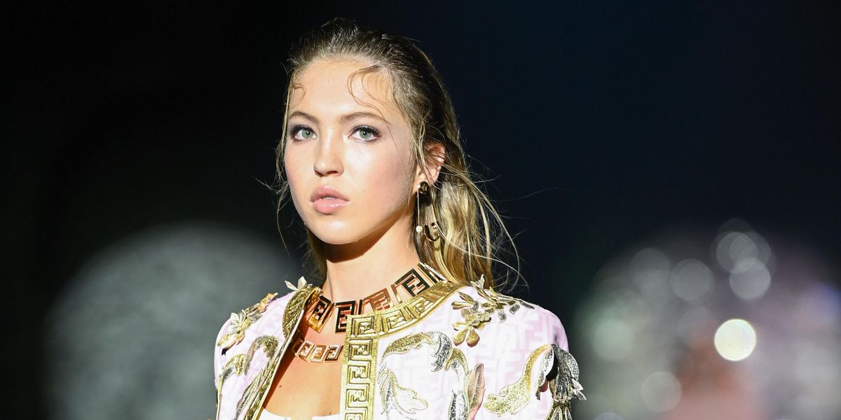 Lila Moss Praised for Wearing Her Insulin Pump on the Catwalk