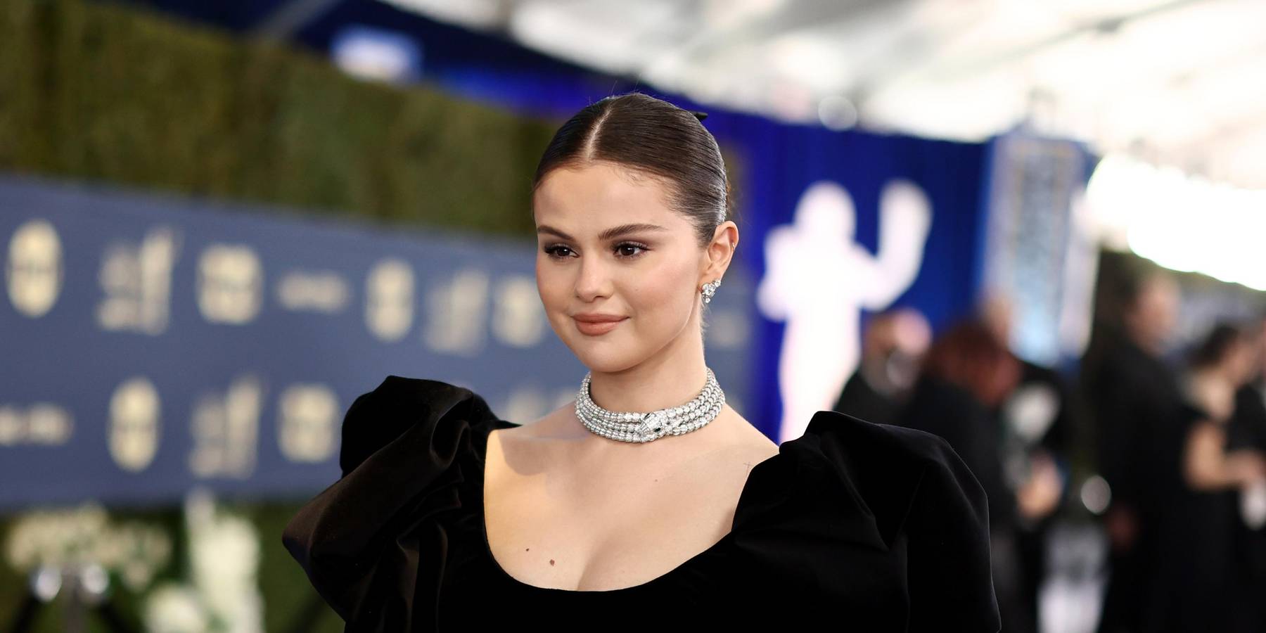 Selena Gomez Goes Barefoot at the SAG Awards