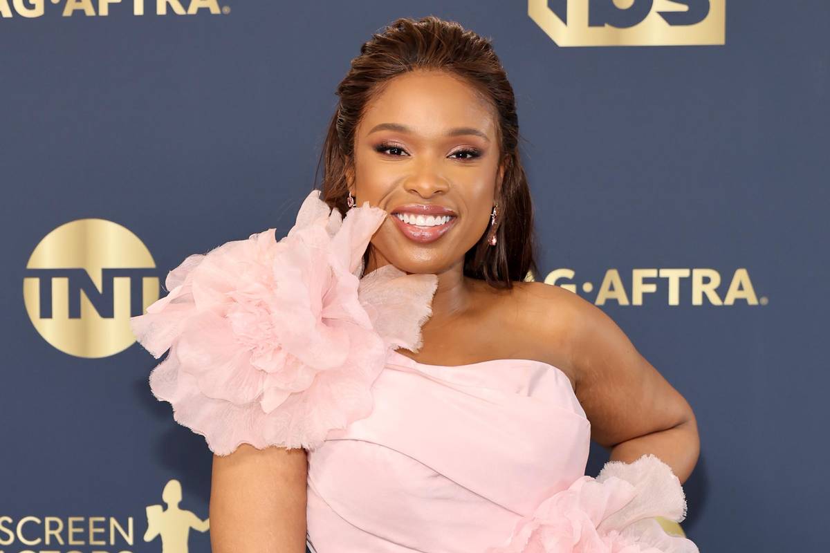 jennifer hudson pink dress JHud Welcomes Spring with a Flowy Pink Dress