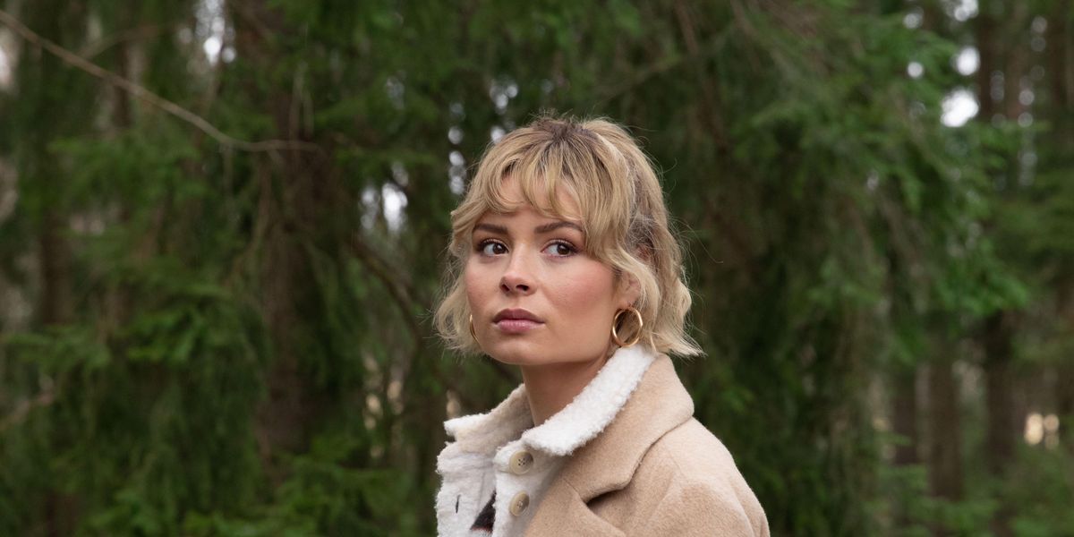 Nina Nesbitt Heads Home in 'Dinner Table'