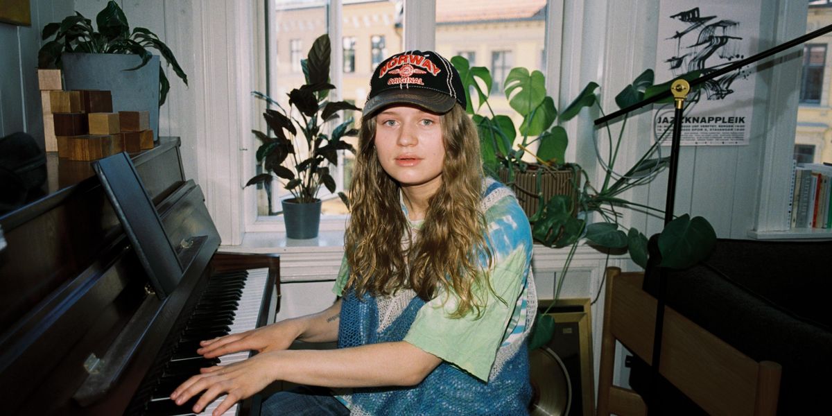 Hunter Schafer 'Listens to girl in red'