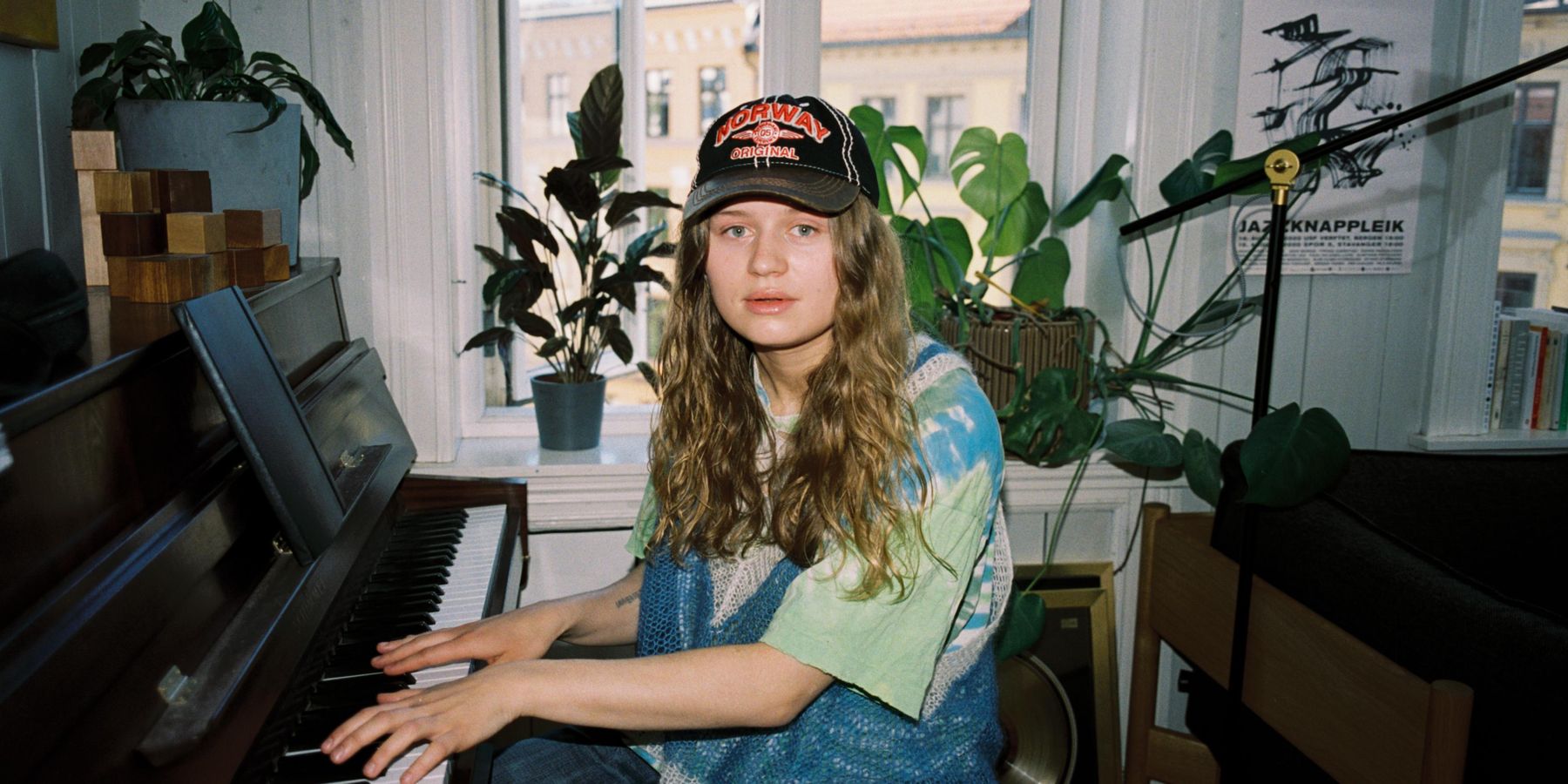 Hunter Schafer 'Listens to girl in red'