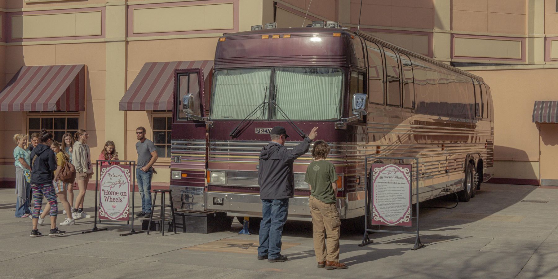 You Can Now Stay in Dolly Parton’s Tour Bus