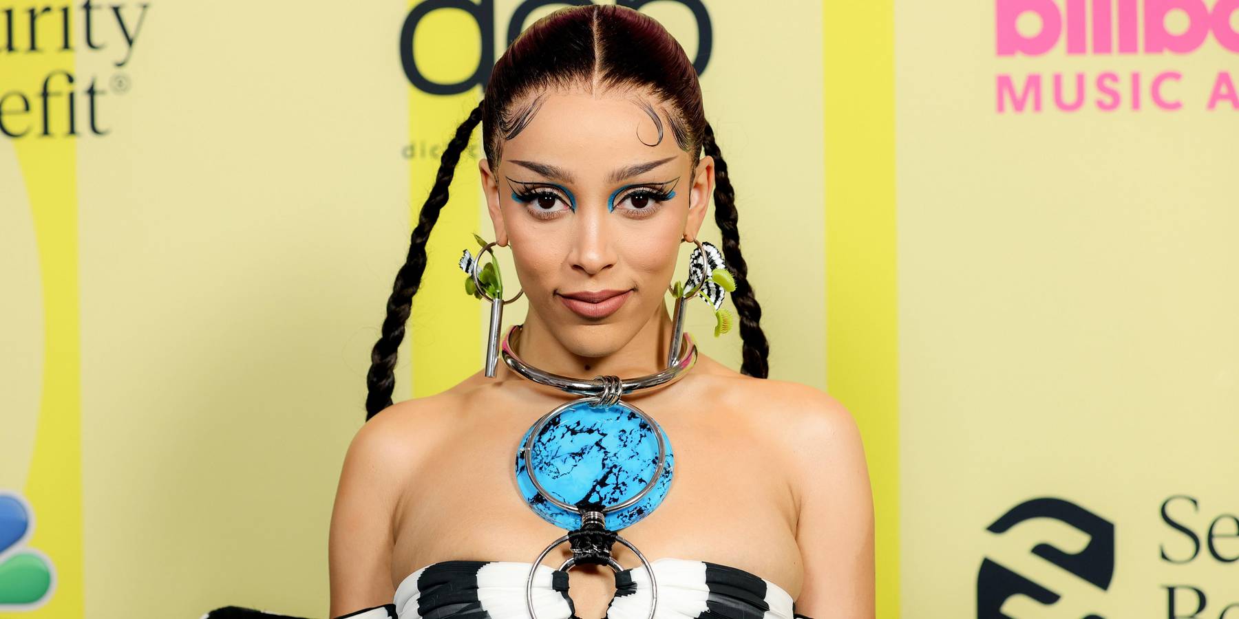 Doja Cat Shaves Head and Razors Off Eyebrows on IG Live