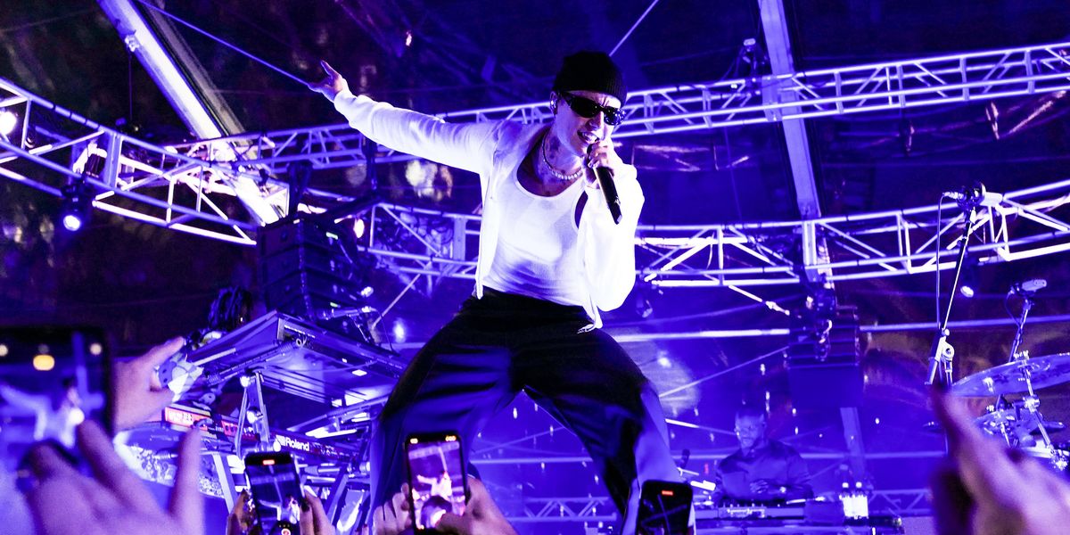 Justin Bieber Postpones World Tour