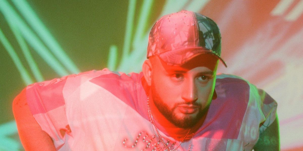 Quarterback 'Swerves' in With a Queer Anthem