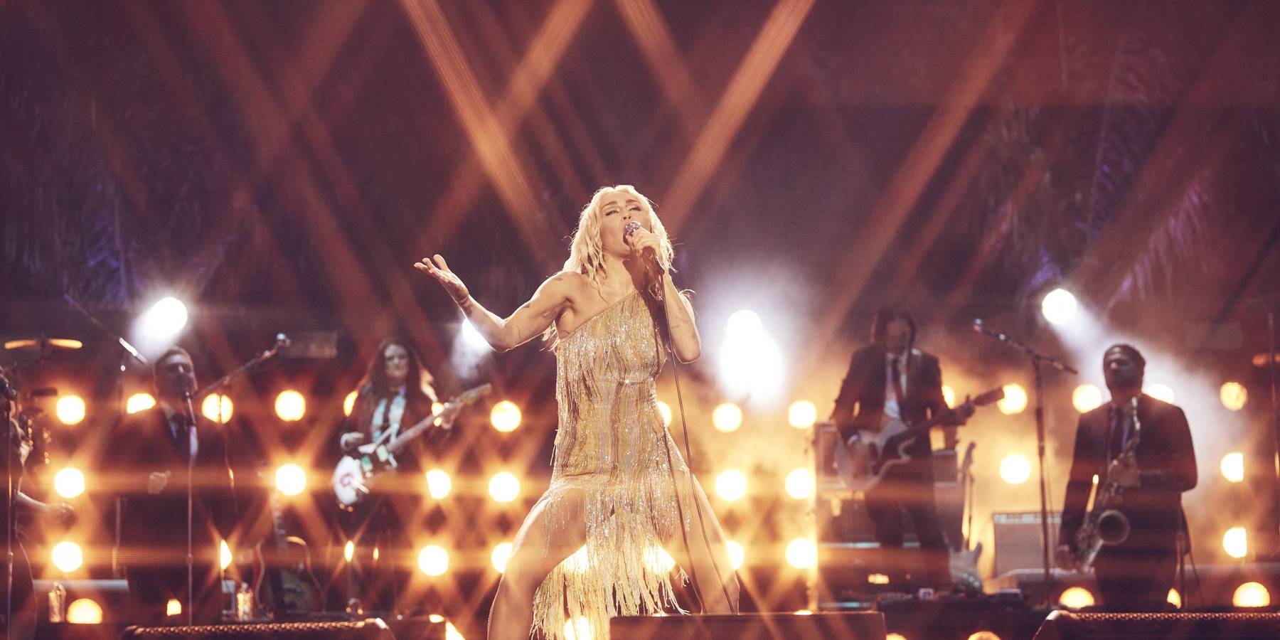 Miley Performs With Dolly Parton, Paris Hilton, Sia on NYE
