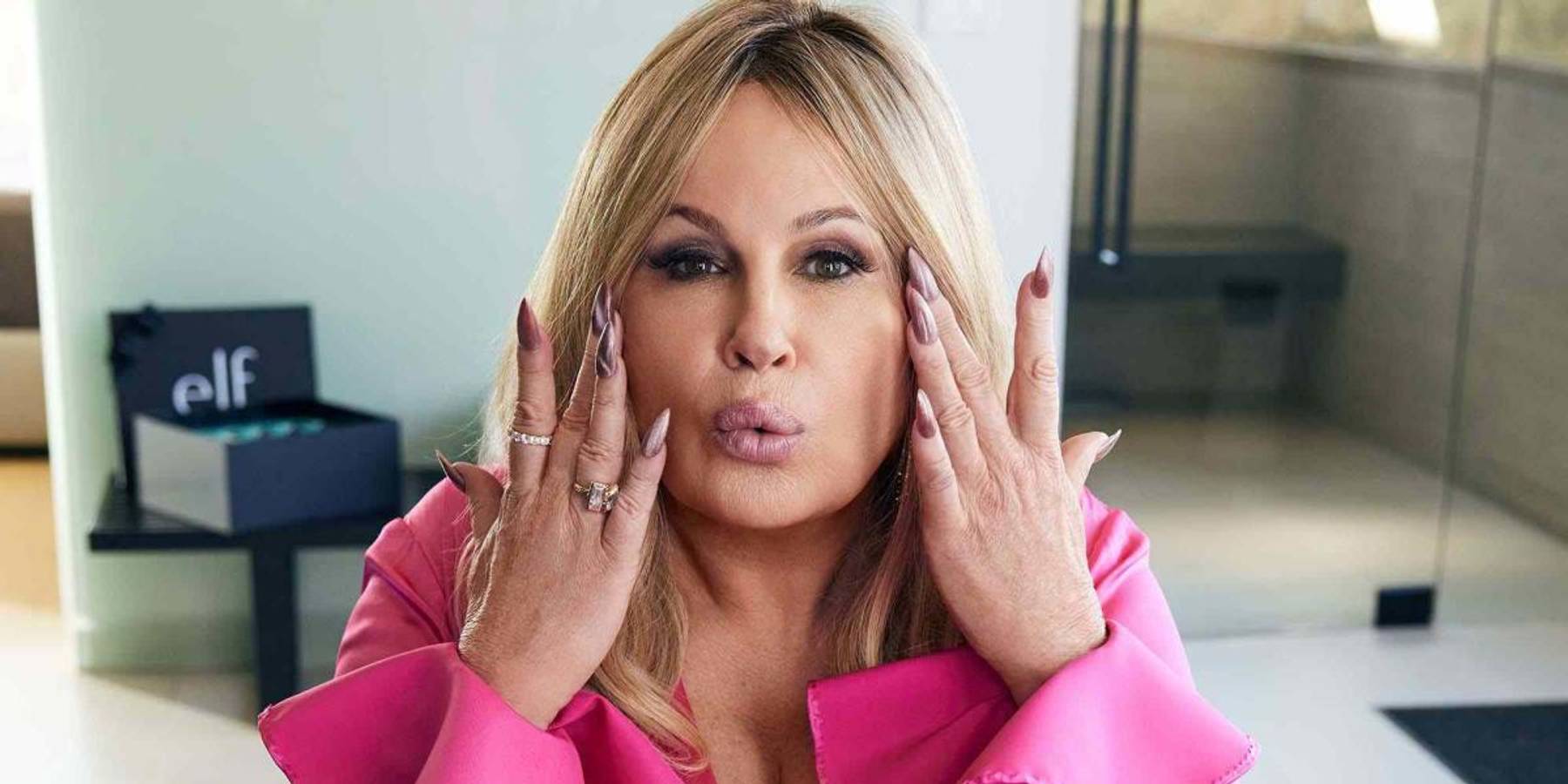 Jennifer Coolidge Does a Dolphin Impression in Super Bowl Ad