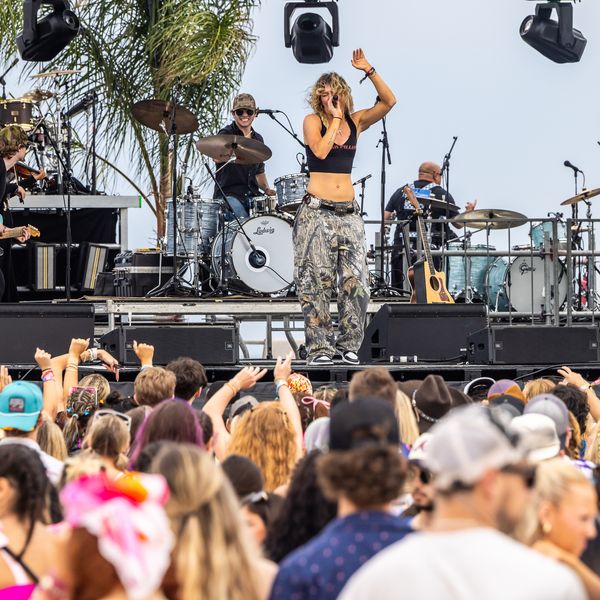 Dasha Gives Us 'Cuntry' Music