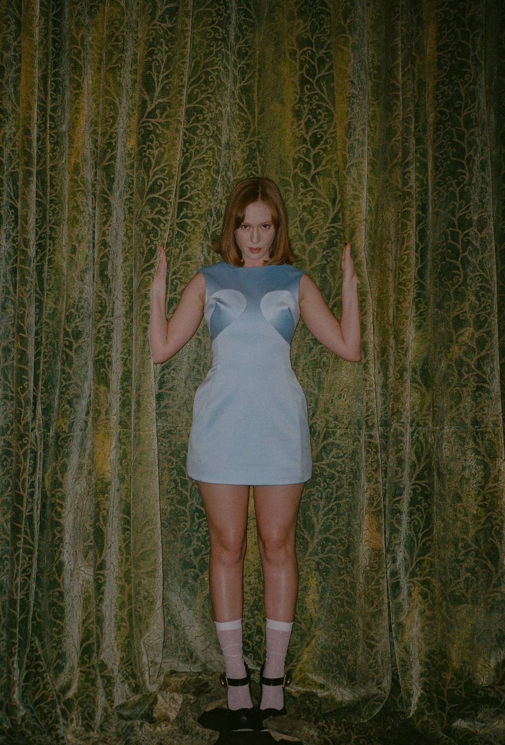 hannah einbinder green dress Hannah Einbinder Lets Her Emerald Choker Shine With an Off-the-Shoulder Dress