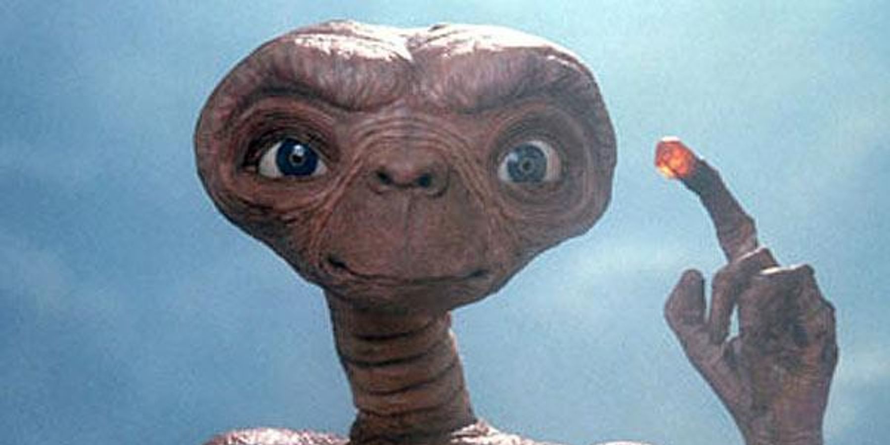 Brave Americans Are Trolling Trump's Anti-Immigrant Hotline With Alien Sightings