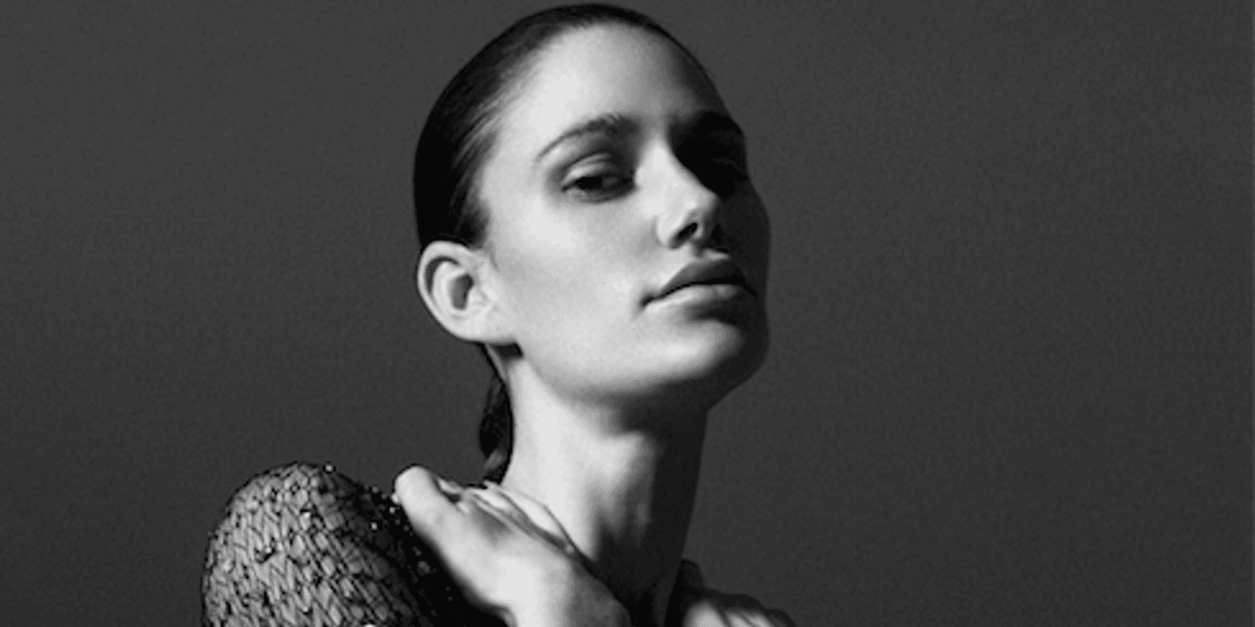 PREMIERE: Niia Gets Personal On Her Stripped Down Version of “Hurt You First”